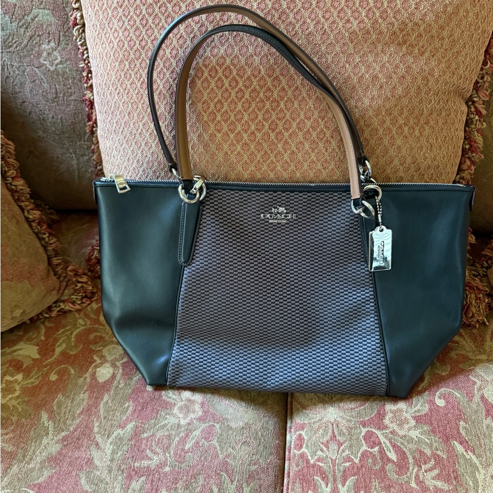 Coach: Black & Milk
(F57246) Ava Beach-wood Tote/Shoulder-Fabric & Leather-soft